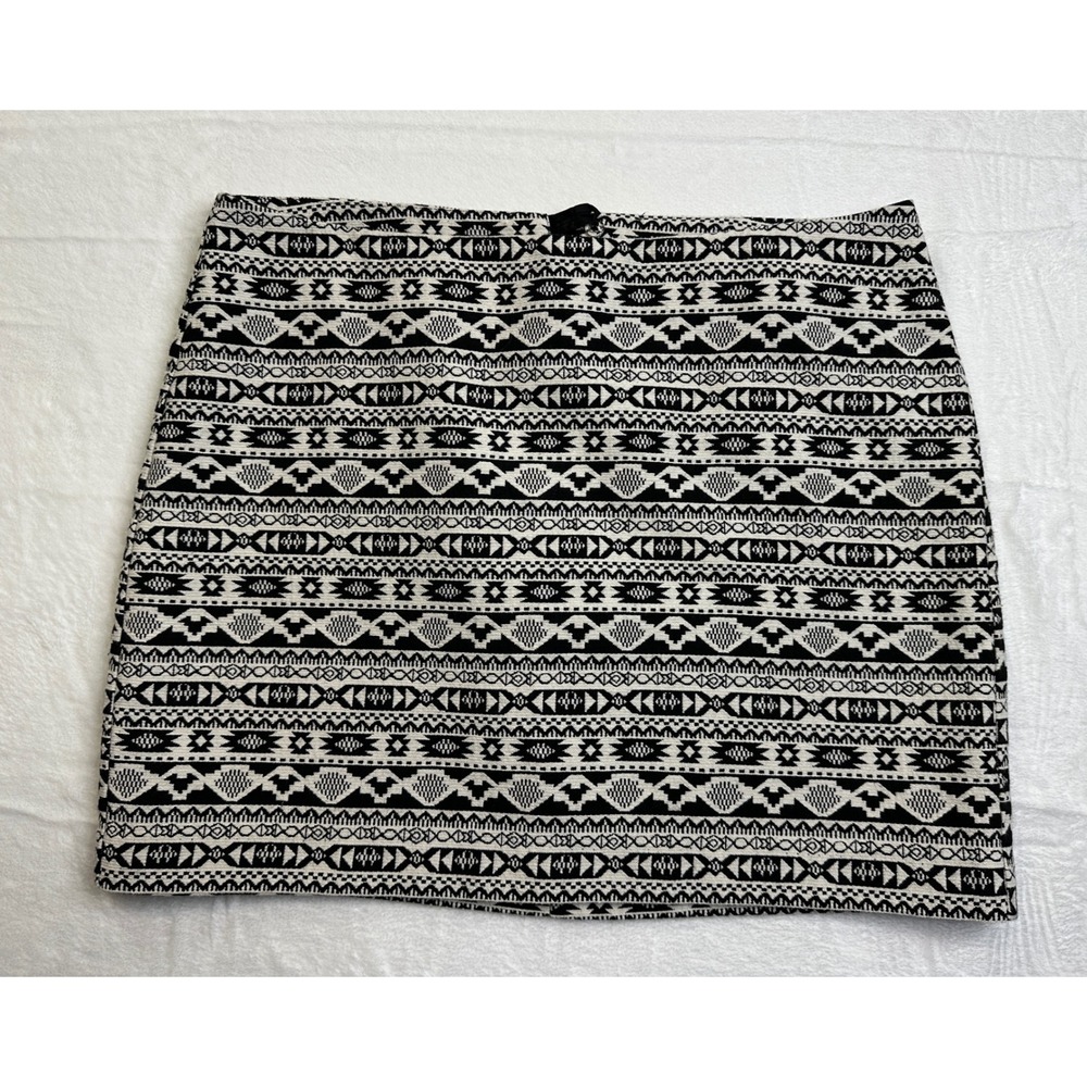 H&M Divided Mini Skirt Women Size 10 Black White Geometric Tribal Jacquard Lined